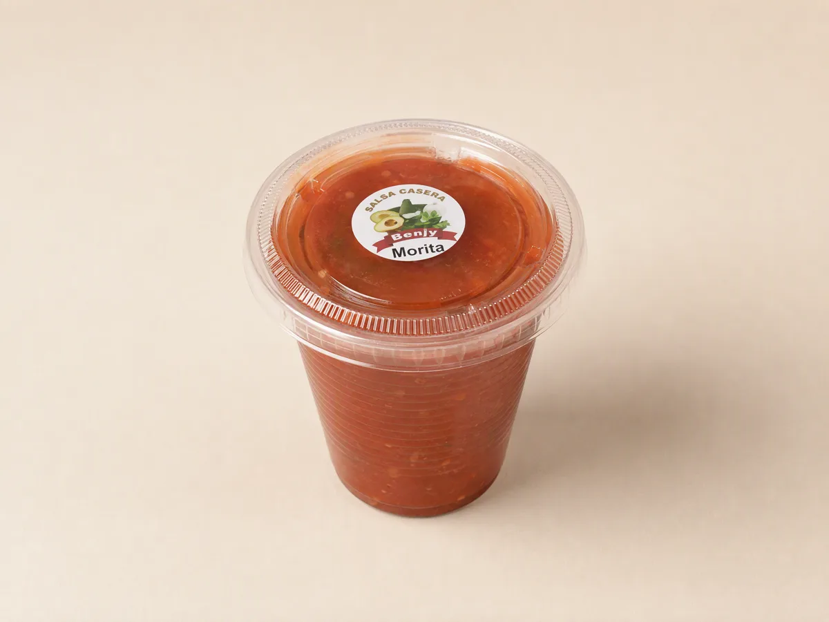 Vaso de salsa con etiqueta aplicada